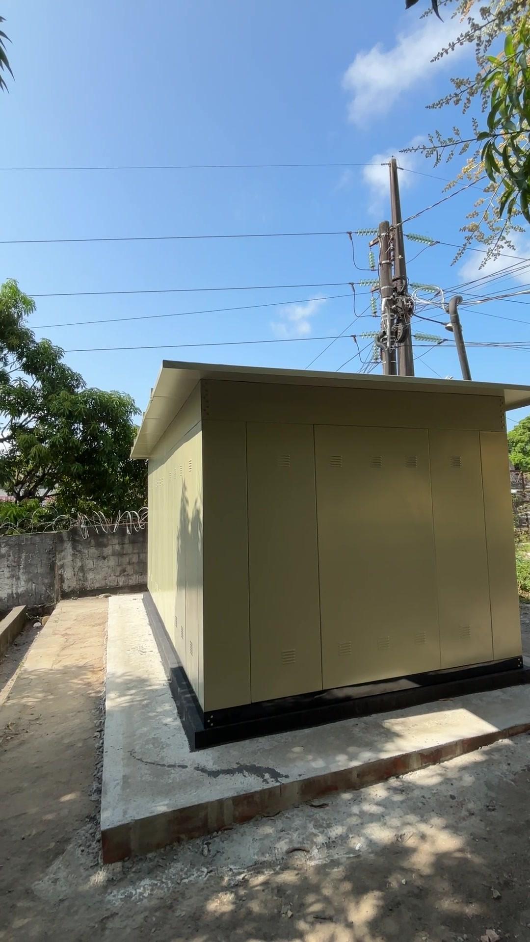 Cabine assentada sobre base de concreto