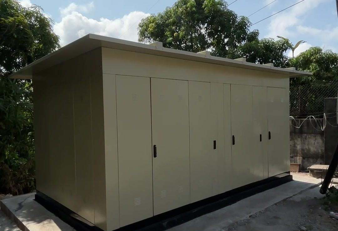 Portas com venezianas para ventilação natural