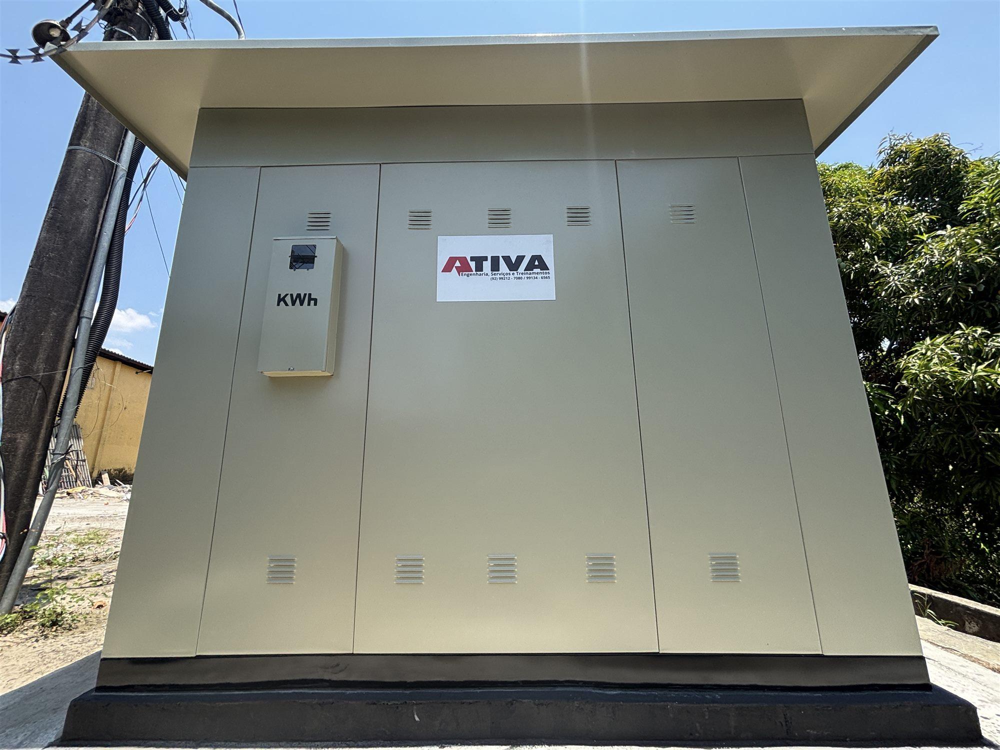 Cabine blindada Ativa com visor de medição e logo da Ativa
