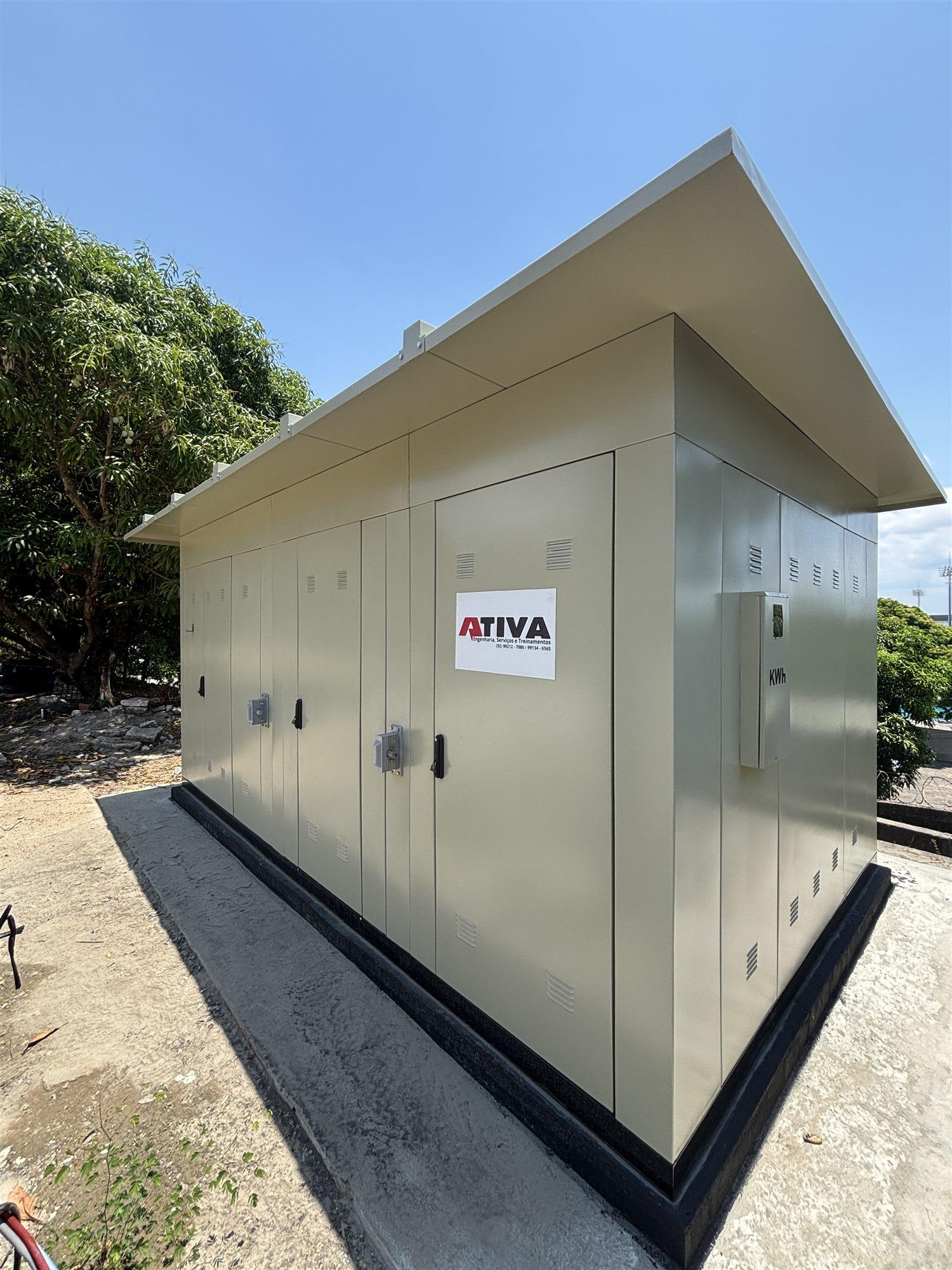 Cabine blindada vista em perspectiva, com beiral da cobertura