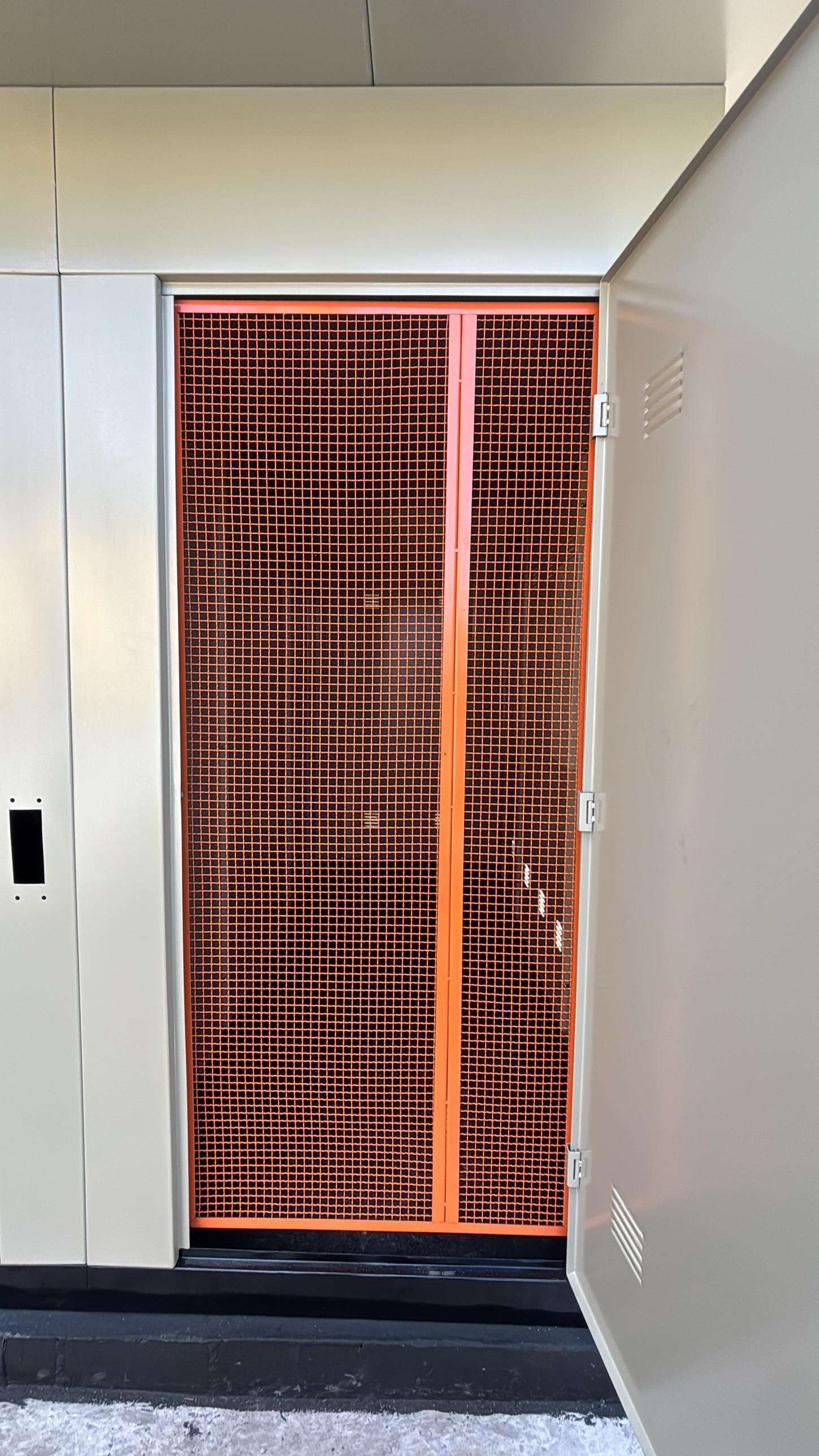 Grade de proteção interna atrás da porta da cabine
