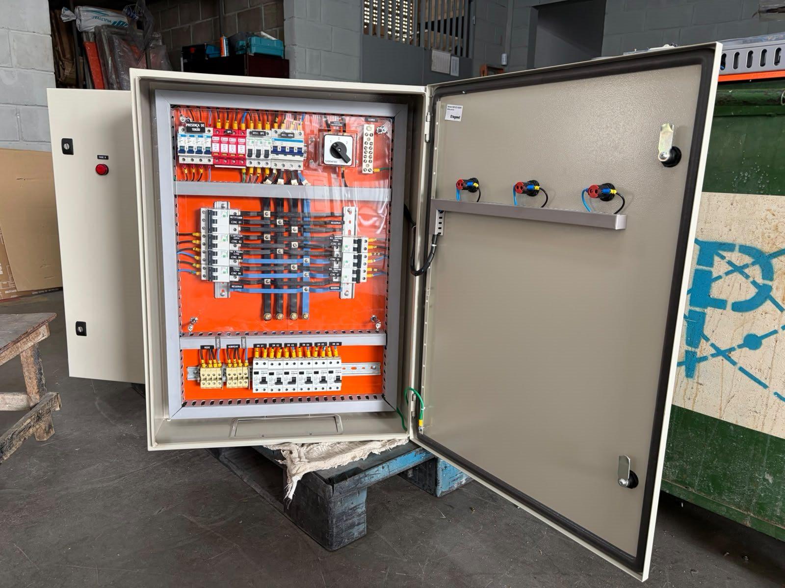Quadro de distribuição montado pela Ativa, com a porta aberta