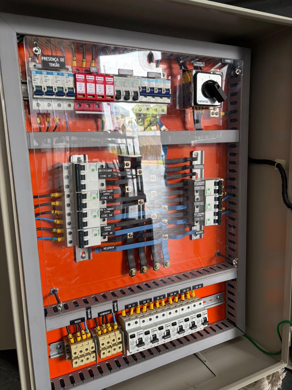 Interior de quadro de distribuição montado pela Ativa Engenharia