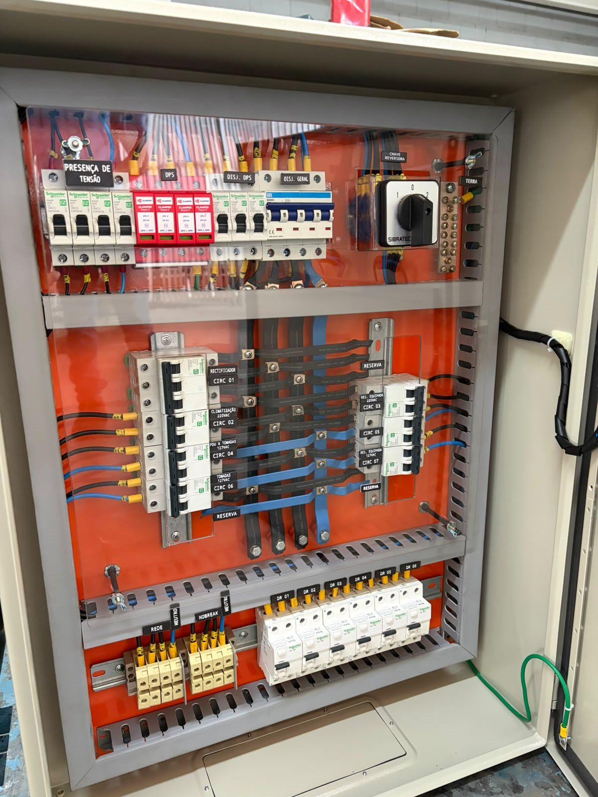Interior de quadro de distribuição montado pela Ativa Engenharia